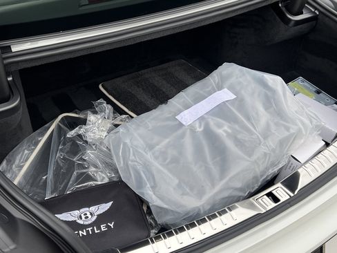 Used 2025 Bentley Flying Spur Plug-In Hybrid image 21