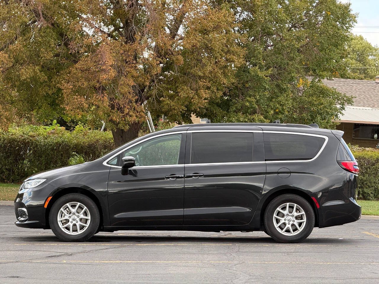 Used 2022 Chrysler Pacifica Touring-L FWD image 2