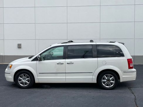 Used 2010 Chrysler Town & Country Limited image 2