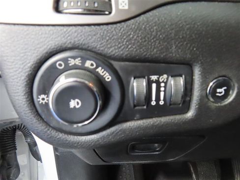 Used 2020 Jeep Cherokee Limited image 18