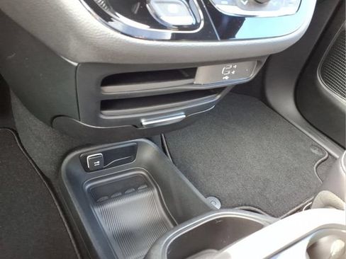 New 2026 Chrysler Pacifica Select AWD/4WD image 22