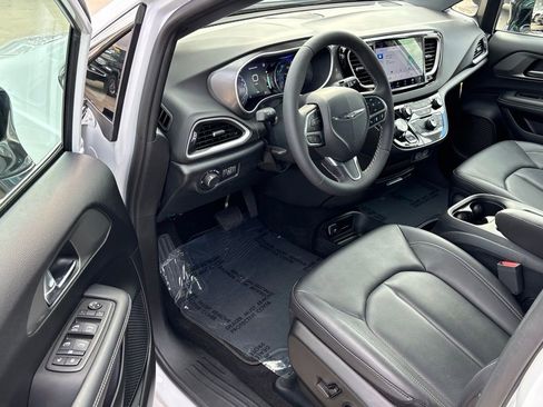 Used 2025 Chrysler Voyager LX image 9