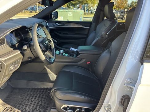 Used 2023 Jeep Grand Cherokee Overland w/ Luxury Tech Group IV image 16