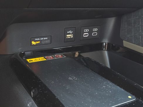 Used 2025 Toyota Camry XLE FWD image 27