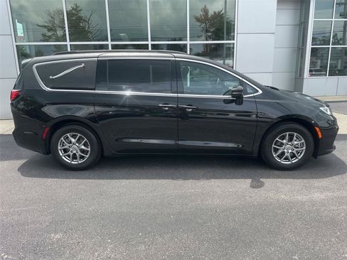 Used 2022 Chrysler Pacifica Touring FWD image 2