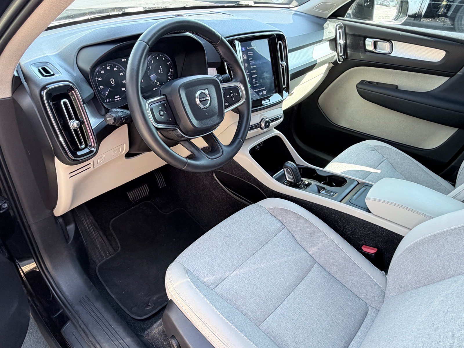 Used 2020 Volvo XC40 T4 Momentum FWD image 12
