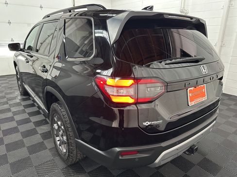 Used 2025 Honda Pilot TrailSport image 8