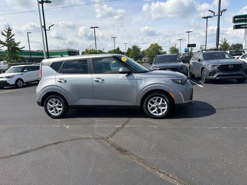 Used 2025 Kia Soul LX w/ LX Technology Package FWD image 4