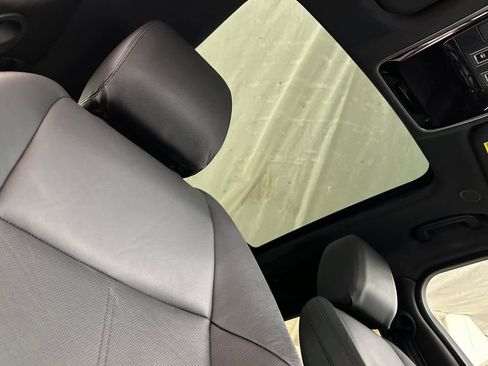 Used 2025 Land Rover Range Rover Velar Dynamic SE image 17