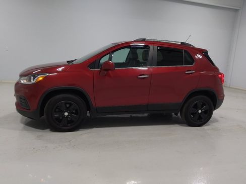 Used 2020 Chevrolet Trax LT w/ LT Convenience Package AWD/4WD image 2