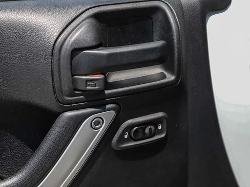 Used 2017 Jeep Wrangler Unlimited Sahara w/ Connectivity Group AWD/4WD image 18