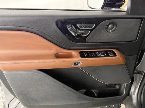 Used 2023 Lincoln Aviator Reserve w/ Equipment Group 201A image 8