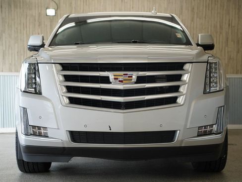 Used 2019 Cadillac Escalade Luxury AWD/4WD image 3