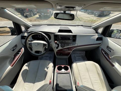 Used 2013 Toyota Sienna XLE FWD image 41