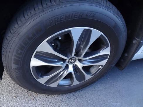 Used 2024 Toyota Highlander XLE image 15