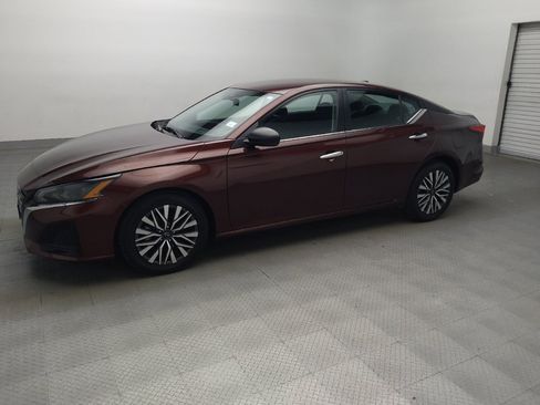 Used 2024 Nissan Altima 2.5 SV FWD image 2