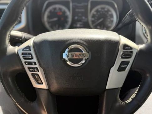 Used 2018 Nissan Titan SV w/ SV Convenience Package image 11