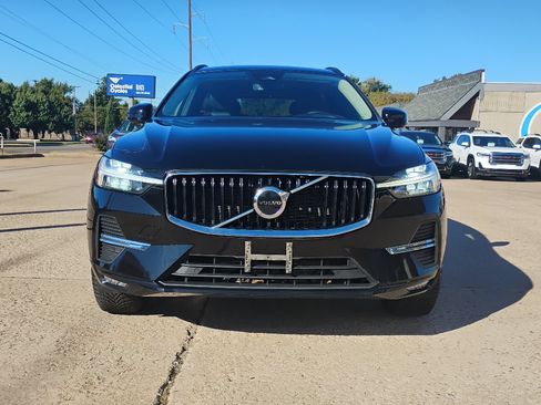 Used 2022 Volvo XC60 B5 Momentum image 2