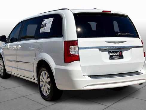 Used 2014 Chrysler Town & Country Touring image 10