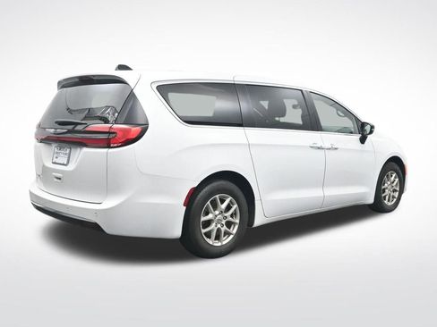 Used 2025 Chrysler Pacifica Select FWD image 6