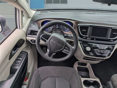 Used 2022 Chrysler Voyager LX image 16