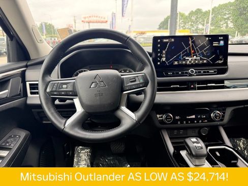 Used 2025 Mitsubishi Outlander SE FWD image 11