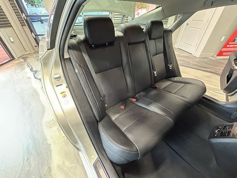 Used 2013 Toyota Avalon Limited w/ Technology Pkg FWD image 5