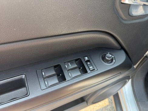 Used 2011 Jeep Compass Latitude AWD/4WD image 26