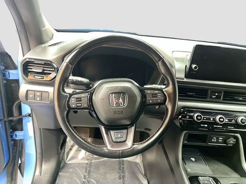 Used 2025 Honda Pilot TrailSport image 11