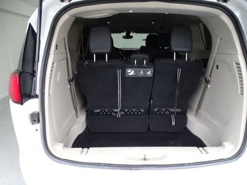 Used 2019 Chrysler Pacifica Touring-L image 20