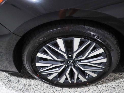 Used 2024 Nissan Altima 2.5 SV FWD image 11