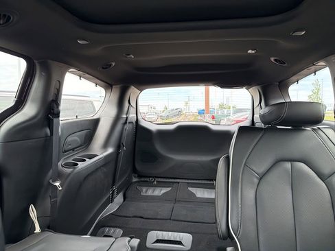 Used 2025 Chrysler Pacifica Limited AWD/4WD image 22