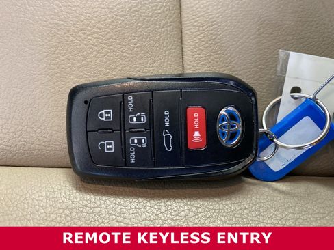 Used 2021 Toyota Sienna XLE image 33