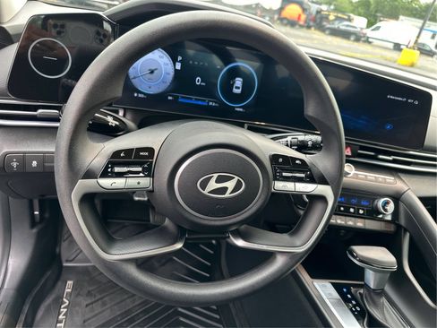 Certified 2024 Hyundai Elantra SEL FWD image 18