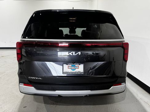 Used 2025 Kia Carnival FWD image 28