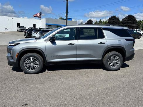 New 2026 Chevrolet Traverse LT w/ Driver Confidence Package AWD/4WD image 2