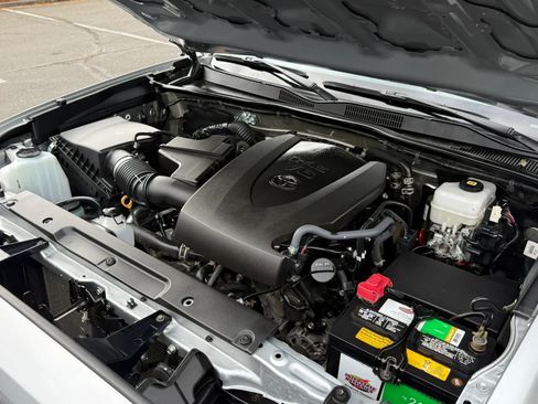 Used 2022 Toyota Tacoma TRD Off-Road w/ TRD Premium Off Road Package AWD/4WD image 31