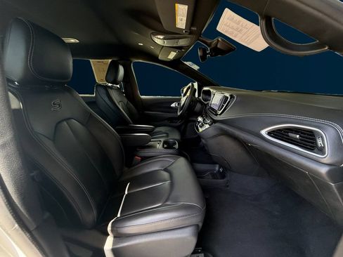 Used 2024 Chrysler Pacifica Limited FWD image 17