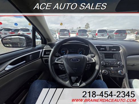 Used 2017 Ford Fusion SE image 11