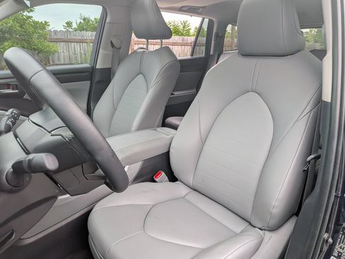 Used 2025 Toyota Highlander XLE FWD image 12