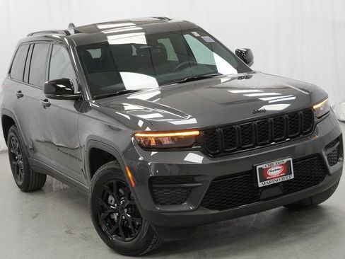 Certified 2025 Jeep Grand Cherokee Altitude image 8