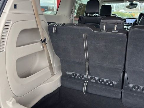Used 2023 Chrysler Pacifica Touring-L FWD image 28