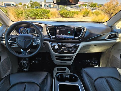 Used 2024 Chrysler Pacifica Touring-L FWD image 21