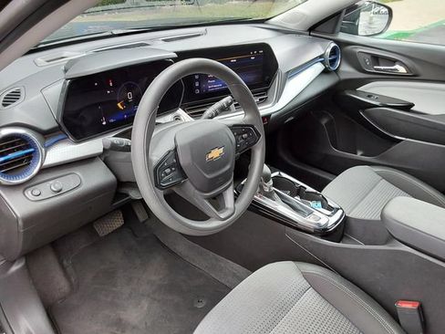 Used 2025 Chevrolet Trax LT FWD image 15