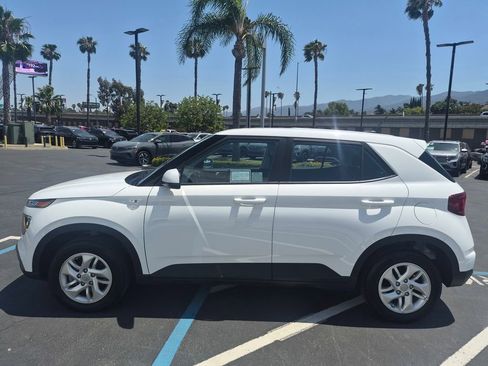 Used 2026 Hyundai Venue SE FWD image 5
