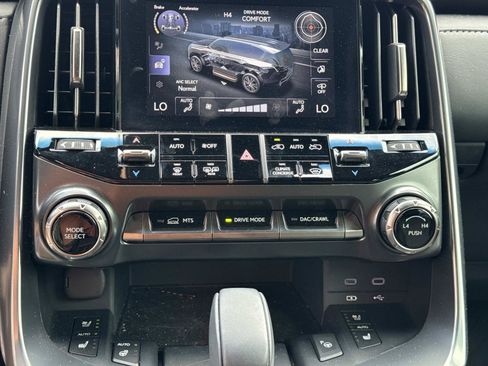Used 2025 Lexus LX 700h Overtrail w/ Accessory Package (Z1) AWD/4WD image 34