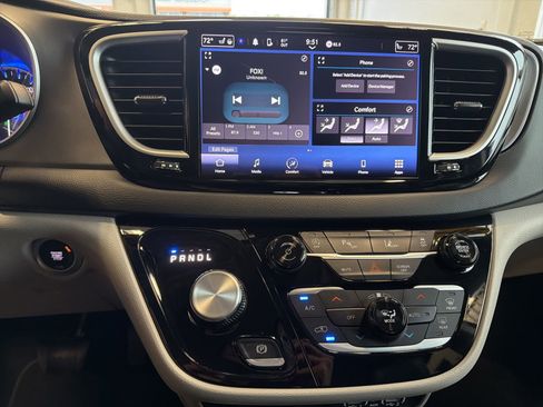Used 2023 Chrysler Pacifica Touring-L FWD image 24
