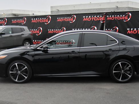 Used 2019 Toyota Camry XSE image 4