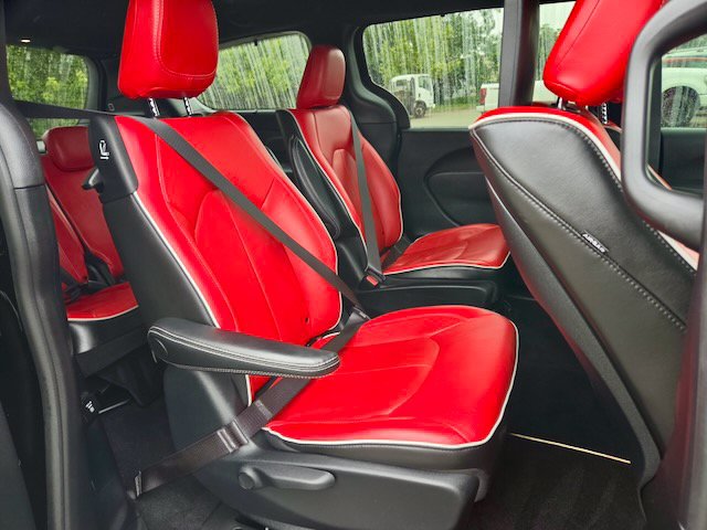 Used 2021 Chrysler Pacifica Limited w/ Uconnect Theater Family Group FWD image 10