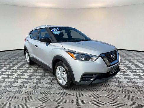 Used 2018 Nissan Kicks S FWD image 1